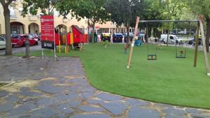 Zona de juegos infantiles en parque de la Plaza de Los Escritores