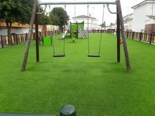 Zona de juegos infantiles en parque de la Plaza de Gabriel y Galán